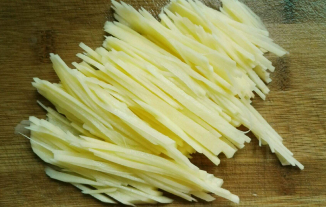 土豆切丝过程特写