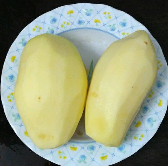 蒸熟的土豆切开展示内部质地