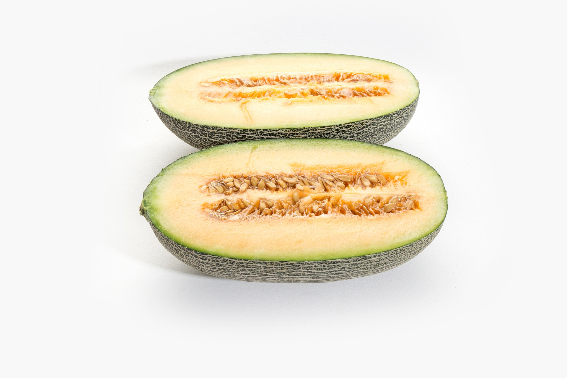 哈密瓜切开后展示内部果肉与外部纹路的对应关系