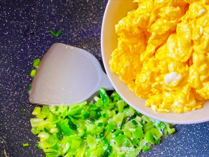 青椒鸡腿翻炒过程图