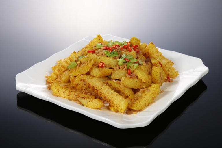 街头现炸狼牙土豆成品特写