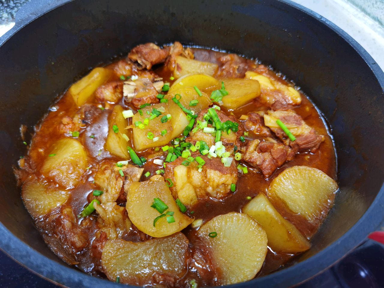 红皮萝卜炒腊肉成品图