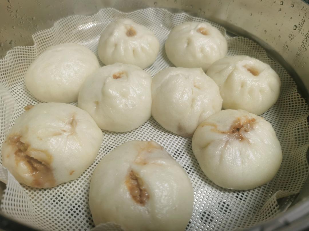 蒸好的红皮萝卜包子摆盘展示