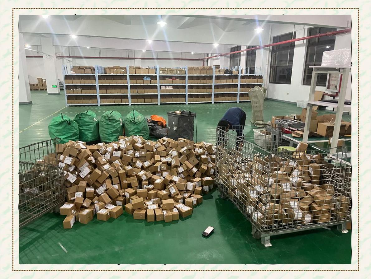 电商打包现场,工人正在分拣装箱,准备发往全国各地 大青芒电商打包现场