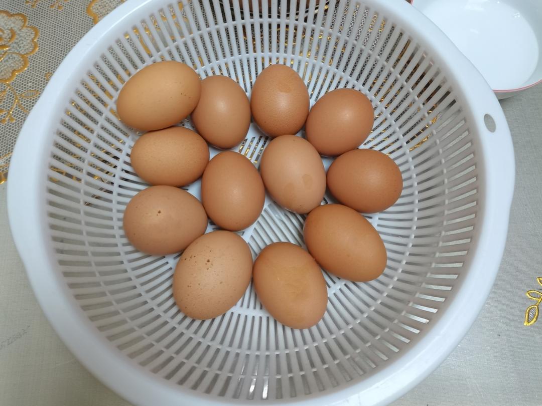 农家厨房中摆放整齐的新鲜鸡蛋与清洗工具