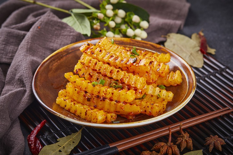 刚出锅的狼牙土豆拌制过程