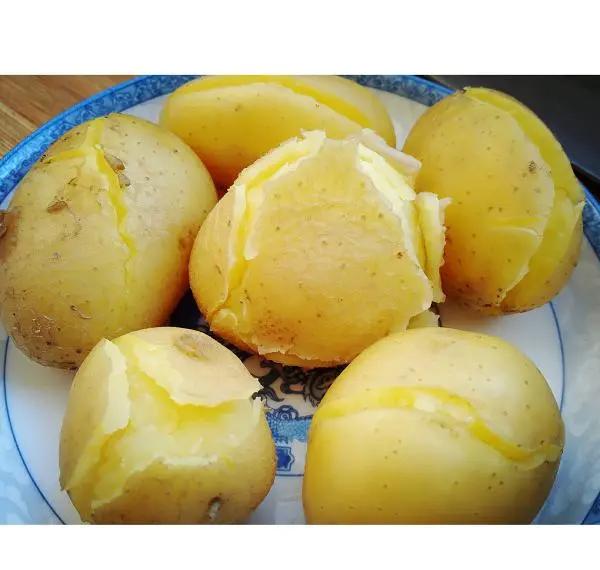 整颗带皮烤土豆剖开特写