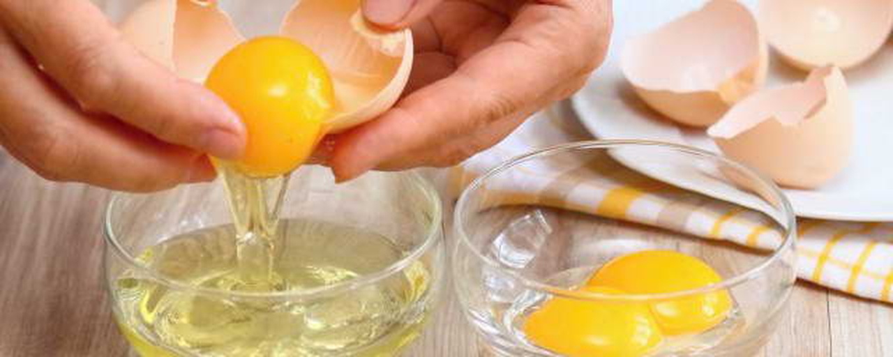 鸡蛋分离过程特写