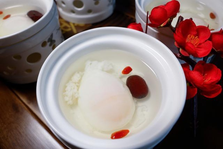 白木耳炖雪梨甜品图