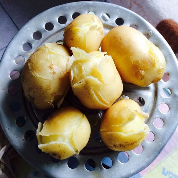 厨师正在切熟土豆进行菜品摆盘