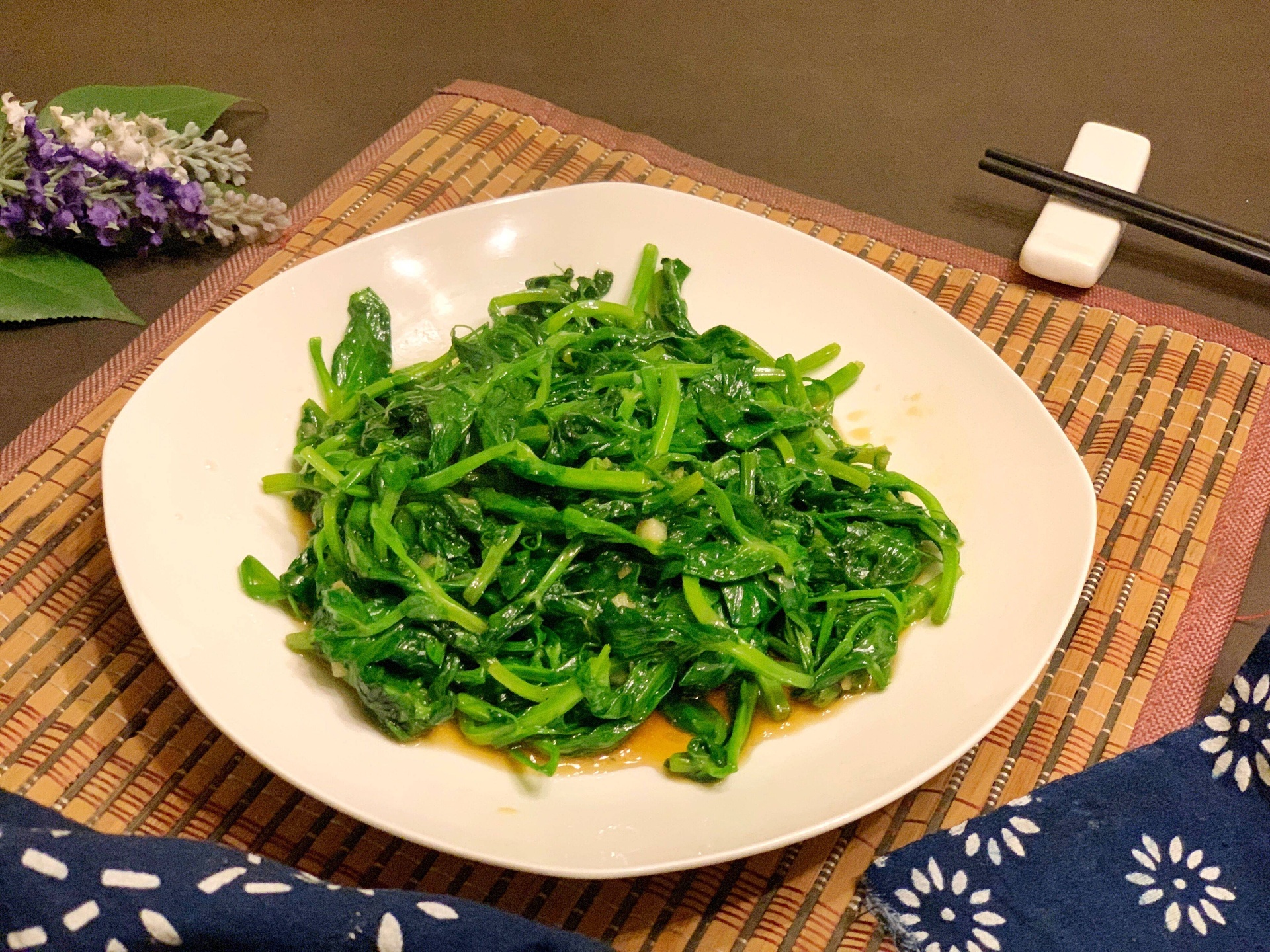 山竹与山芹搭配的健康餐盘