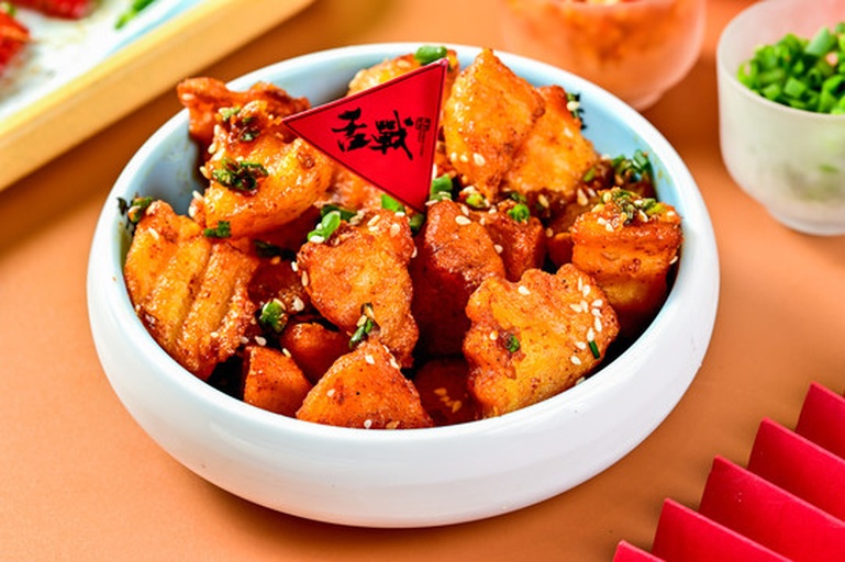 高清俯拍:狼牙土豆双炸完成状态,突出金黄脆度、调料分布均匀性及花生芝麻颗粒质感,右下角小图示意190℃油温气泡特征 狼牙土豆双炸成品特写:金黄酥脆条状,表面均匀裹覆红褐色辣椒孜然粉,嵌有琥珀色花生碎与白芝麻,置于黑色粗陶盘中,背景虚化显示油锅复炸瞬间气泡翻腾