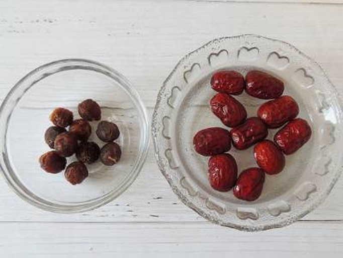 大枣、桂圆、陈皮三种食材整齐摆放在案板上,旁边有剪刀和碗,准备清洗处理 食材准备