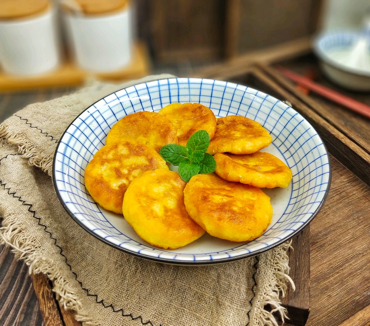 刚出锅的西葫芦胡萝卜煎饼摆放在蓝色盘子中