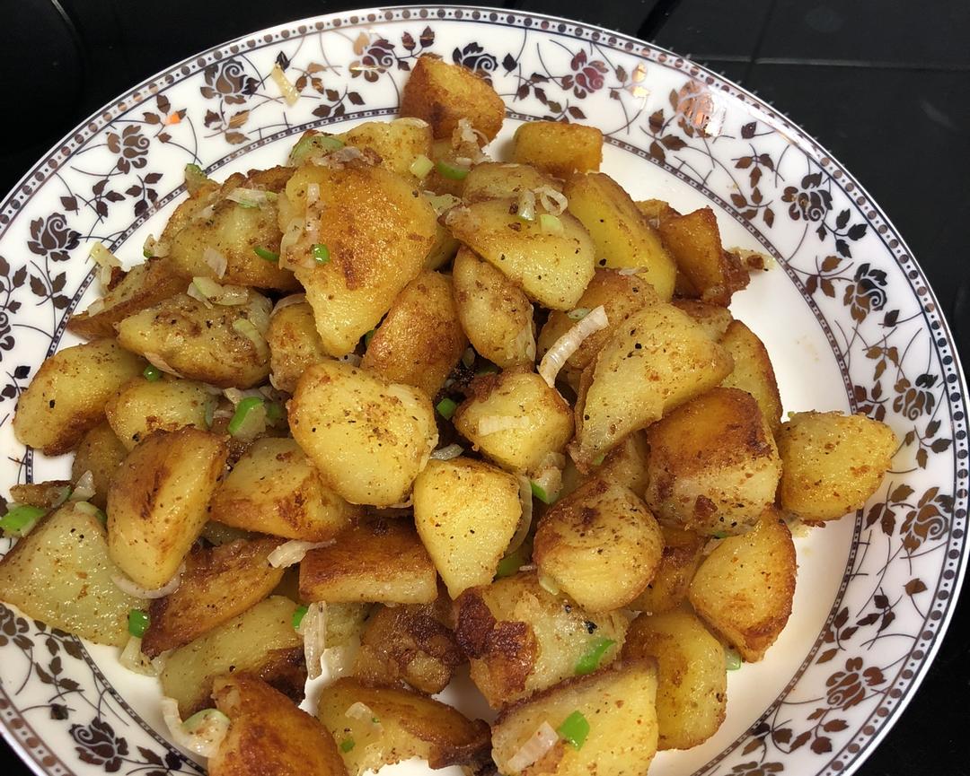 高清平视香煎土豆饼成品图:突出饼体厚实饱满形态、均匀金黄焦边及内部柔润断面,体现‘外酥里绵’核心口感特征 香煎土豆饼特写:三块金黄色圆形土豆饼并排摆放,表面可见细微气孔与焦化斑点,边缘 crisp 微翘,截面呈现细腻绵密质地,隐约可见胡萝卜橙色丝缕