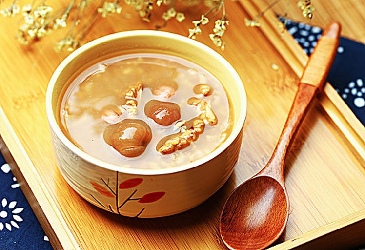 木质餐盘中摆放蒸熟的板栗仁、糙米饭、清炒西兰花和番茄蛋汤,整体呈现低脂高纤的健康膳食组合,体现板栗作为主食替代的合理搭配 板栗餐盘搭配图