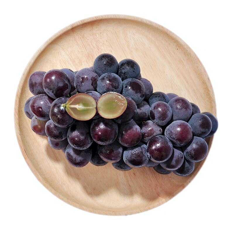 一盘高品质巨峰葡萄摆放在白色瓷盘中,果粒硕大饱满,颜色深邃油亮,搭配红酒杯、奶酪和坚果,呈现高端休闲饮食场景,突出其作为优质水果的餐桌地位 一盘精心摆盘的巨峰葡萄特写,果粒完整无损,背景虚化的餐桌上还有红酒杯和奶酪拼盘,营造轻奢饮食氛围