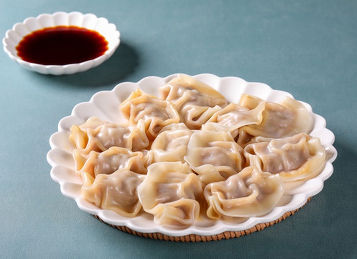刚出锅的青萝卜饺子摆盘效果