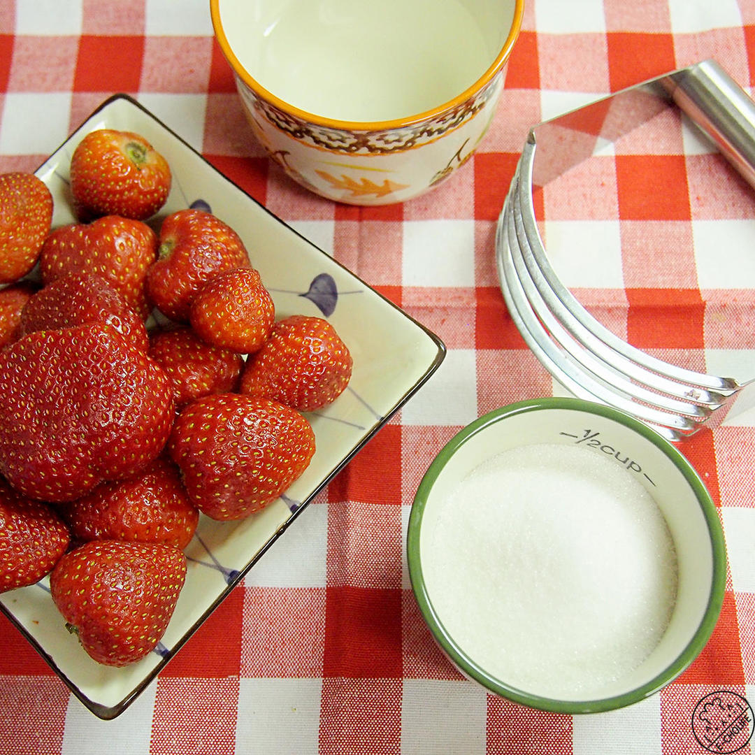 奶油草莓DIY材料摆拍,包括新鲜草莓、淡奶油、糖和打蛋器,背景为厨房操作台 奶油草莓DIY材料摆拍