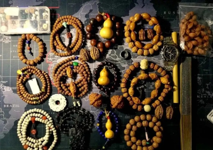 核桃盘玩工具与环境示意图：竹制盘玩架承托一对核桃，旁置软毛刷、棉布、湿度计及小型加湿器，背景为北向窗台木质博古架，光线柔和均匀