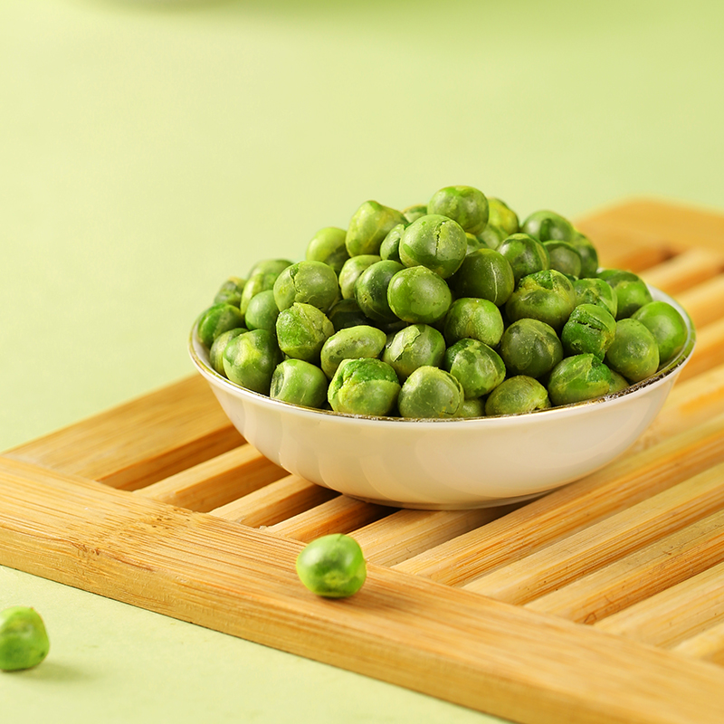 超市货架上的青豌豆零食包装展示图