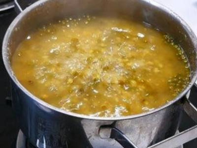 荷兰豆在沸水中焯烫的瞬间