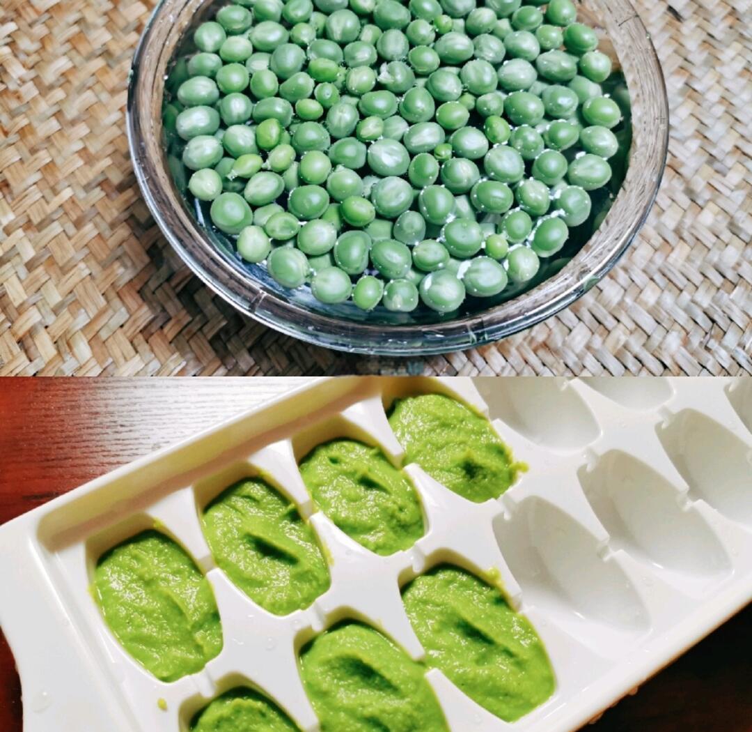 厨房工作台上摆放着四个阶段的熟豌豆处理过程:左侧为刚出锅的热豌豆,中间为冰水浸泡中的豌豆,右侧为用吸水纸吸干后的颗粒,最右为放入透明真空袋并标注日期‘2025-04-05’的成品,背景可见家用冰箱冷冻室 真空分装冷冻熟豌豆流程图