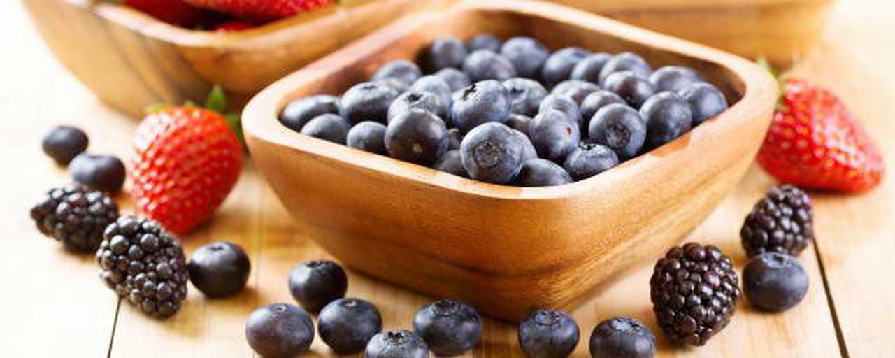 木质托盘上摆放五个小碗,分别盛放Misty、O'Neal、Chandler、Legacy、Duke蓝莓果实,颜色由浅蓝到深紫渐变,旁边配有标签牌和游标卡尺测量果径,用于展示品种差异 不同蓝莓品种对比拼盘