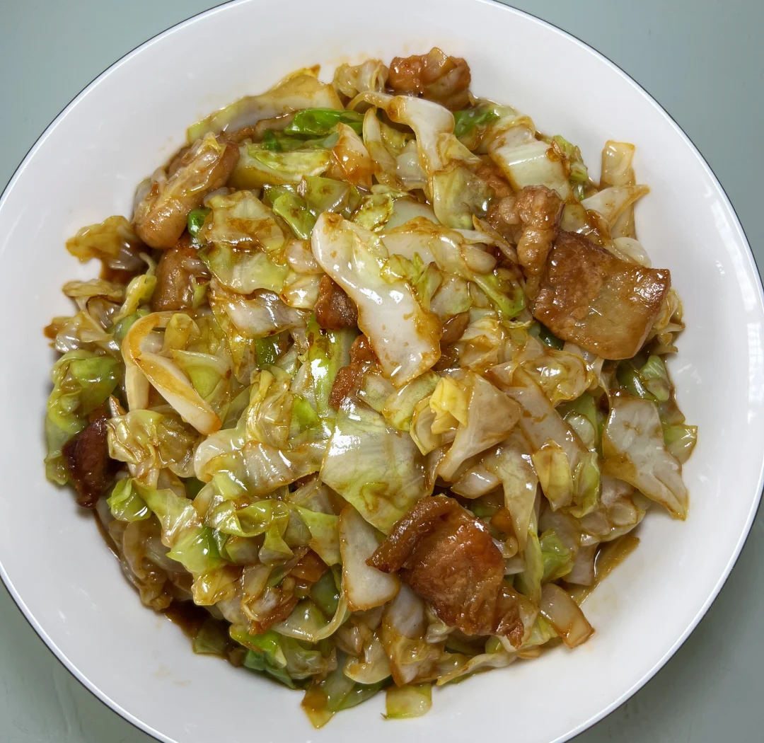 手撕包菜炒肉成品展示图