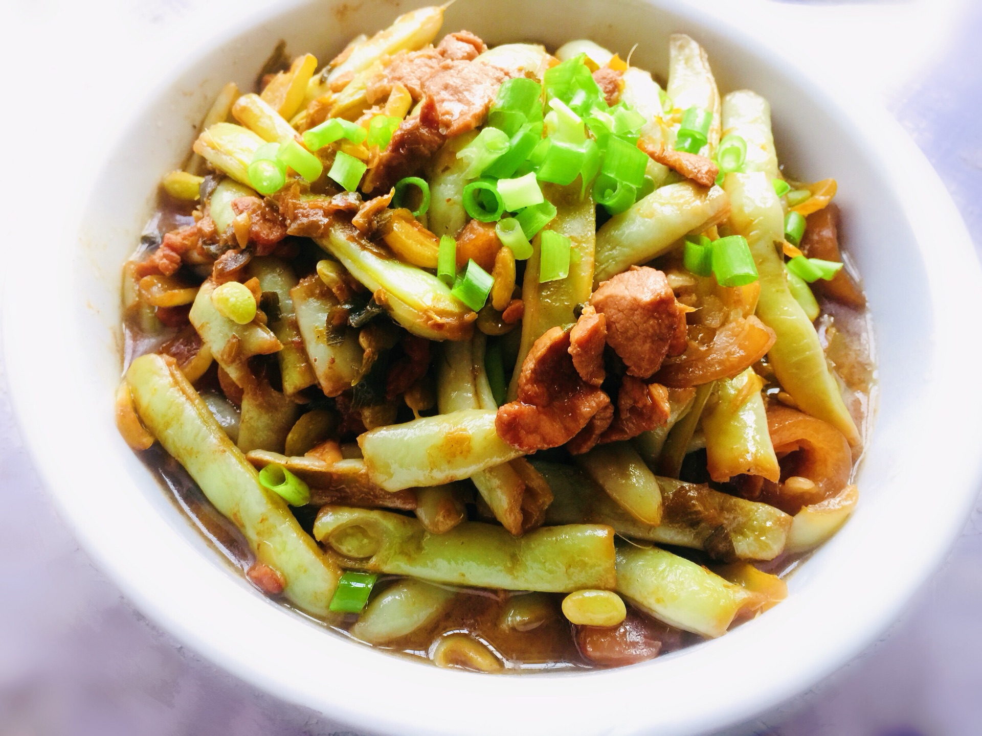 长豆角炒洋葱搭配米饭摆盘,诱人食欲 长豆角炒洋葱搭配米饭摆盘,诱人食欲