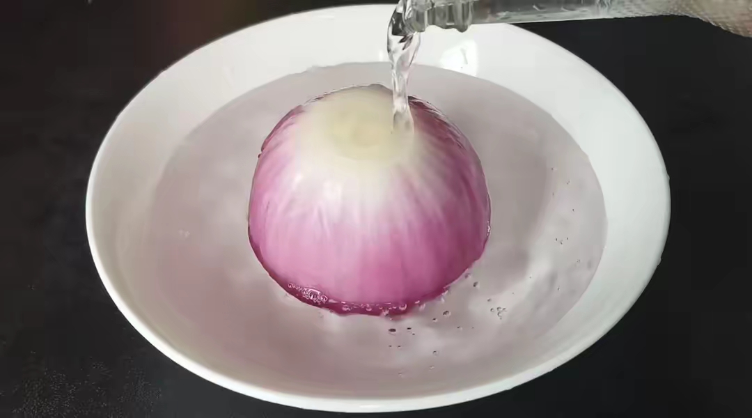 黄皮洋葱切片与浸泡过程