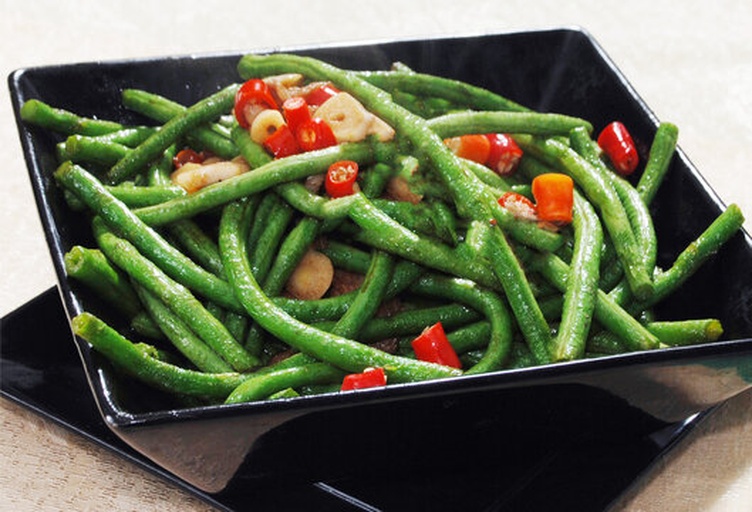 成品酸辣四季豆装盘图