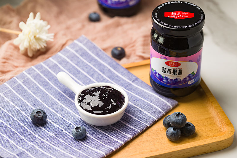 家庭厨房场景中的长白山蓝莓创意吃法拼图