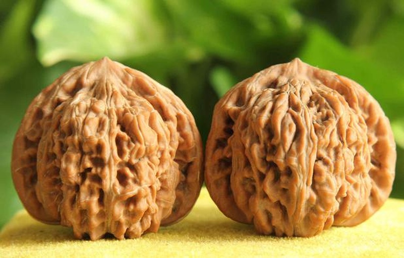 成对文玩核桃摆放图