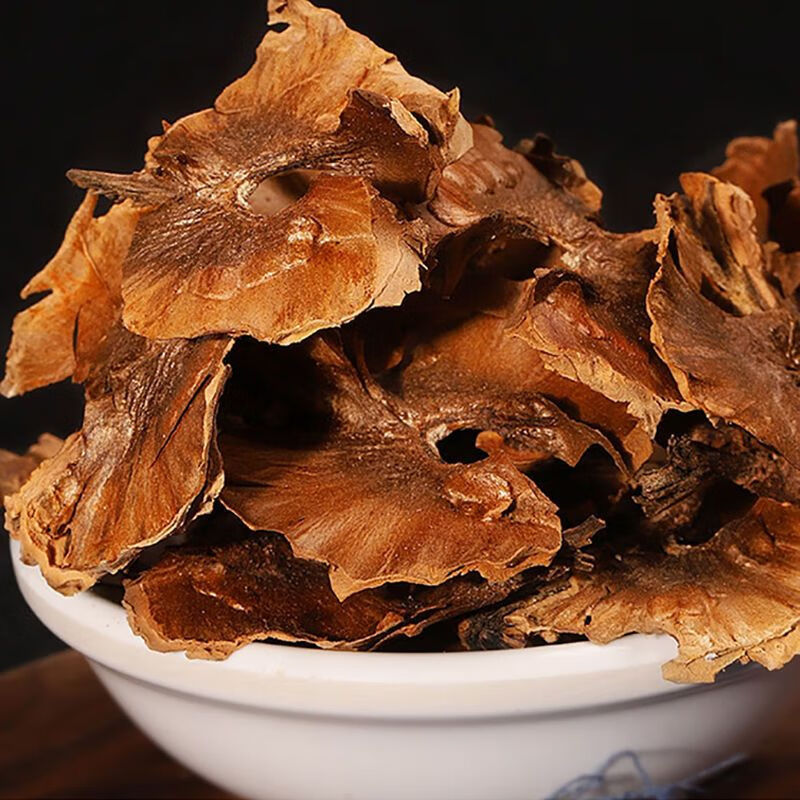 自然光下45°角拍摄:左侧5枚小碗耳干品整齐排列,直径均一(2.8±0.3cm),轮廓浑圆如小盏;右侧5枚常规秋木耳干品,直径参差(4.2–5.8cm),边缘呈波浪状舒展,基部可见明显耳柄残留 小碗耳与秋木耳干品实物对比特写图