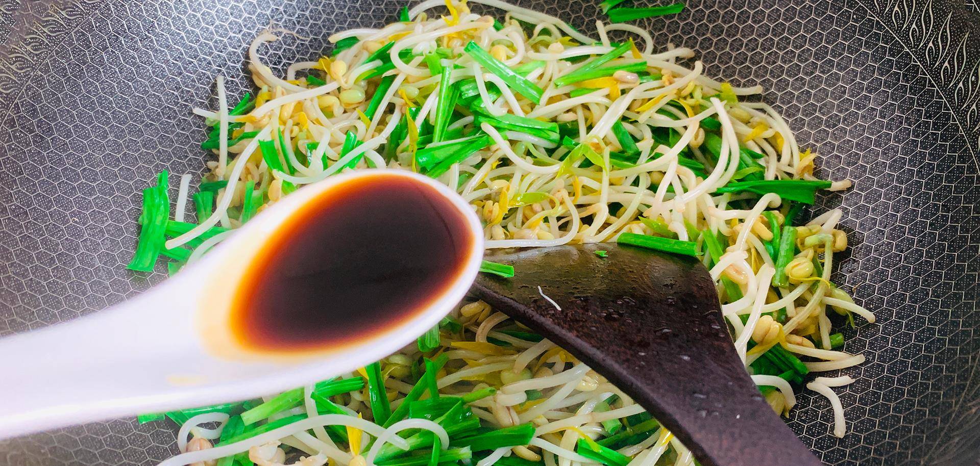 牛肉与韭菜炒制过程示意图