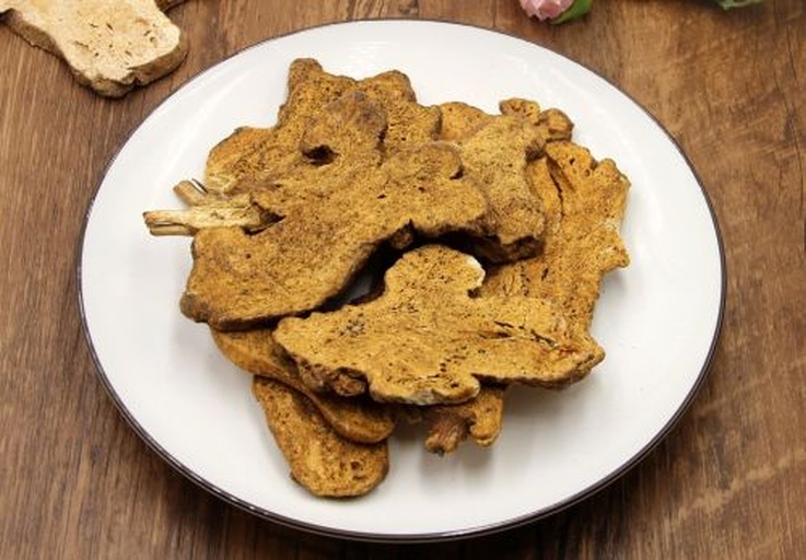 一张中医诊室风格的桌面图,左侧摆放一碗煎好的中药汤剂,右侧是一盘清洗干净的花蛤,中间有一张手写纸条写着‘寒性食材 vs 温补中药’,背景为木质药柜,体现中医辨证饮食理念 中药与食材搭配示意图