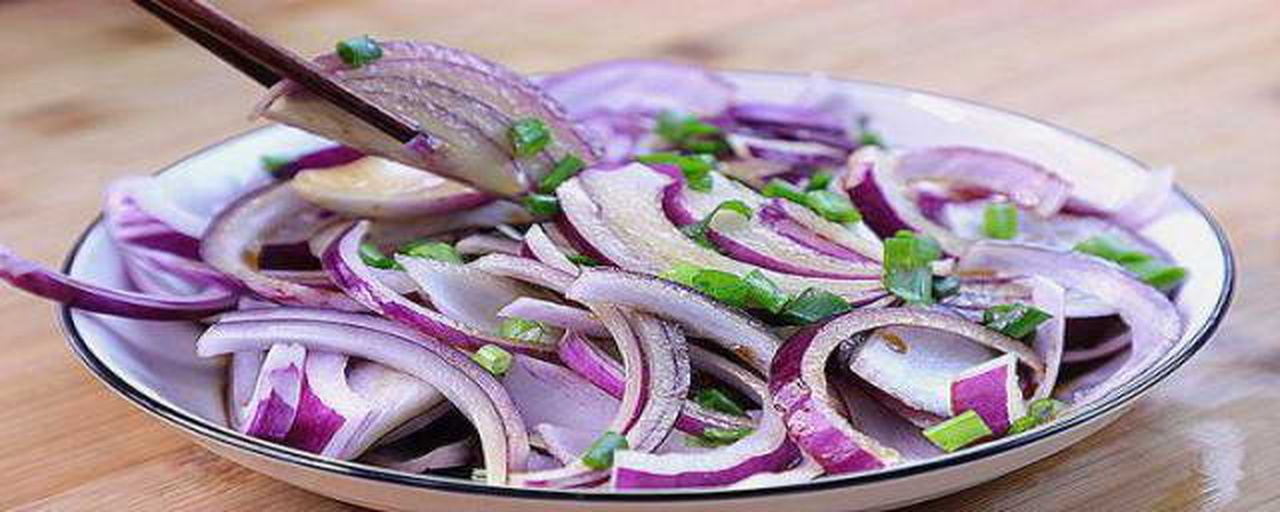 一碗色彩鲜艳、调料均匀的凉拌洋葱成品,摆盘精致 凉拌洋葱成品图