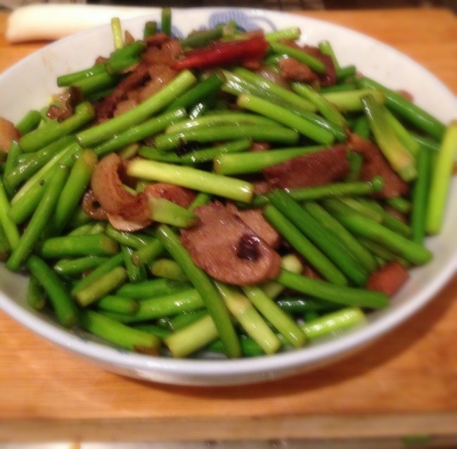 蒜薹炒腊肉菜肴特写