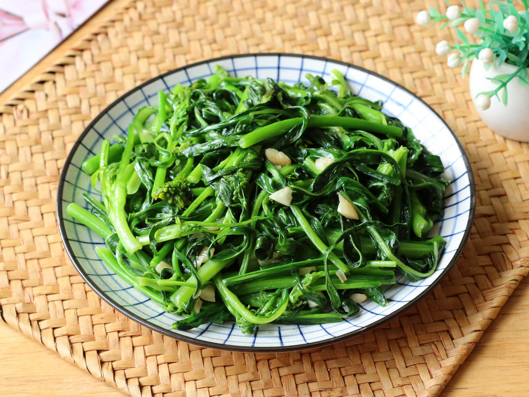 家庭厨房中的花边菜料理场景