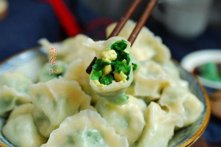 头茬韭菜用于包饺子的美食图