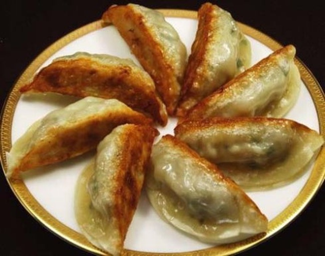 煎好的红皮萝卜水饺摆盘