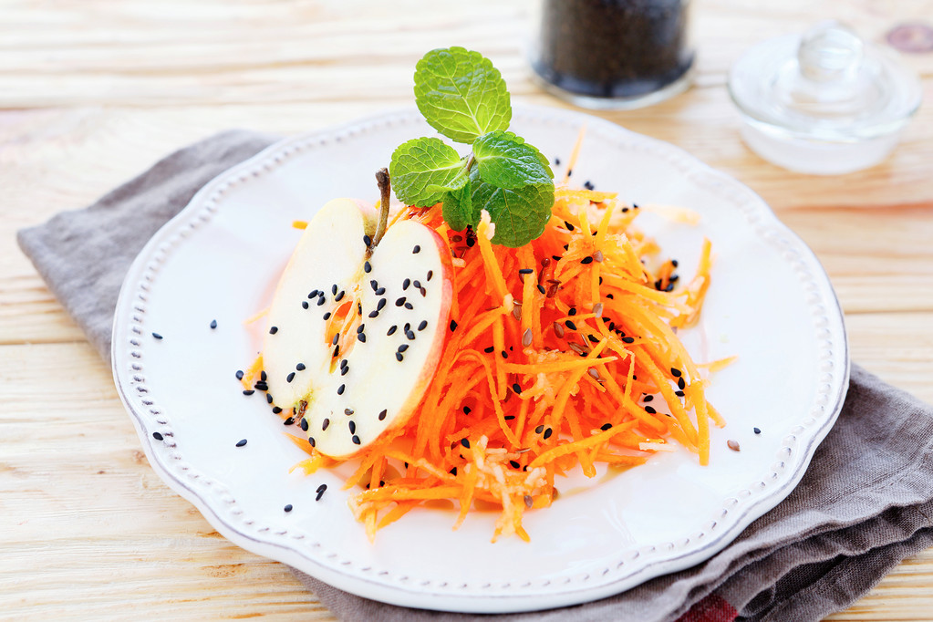 山芹与山竹果肉制作的沙拉摆盘