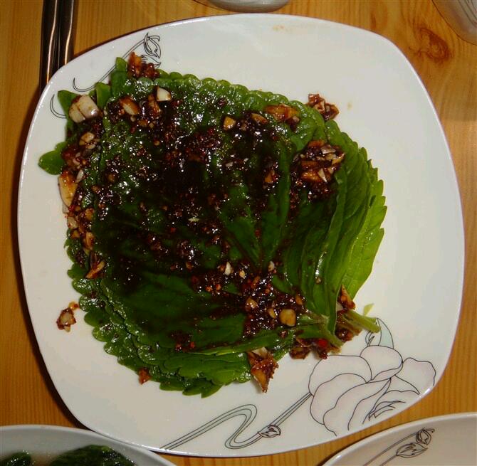 紫苏叶包裹烤五花肉特写