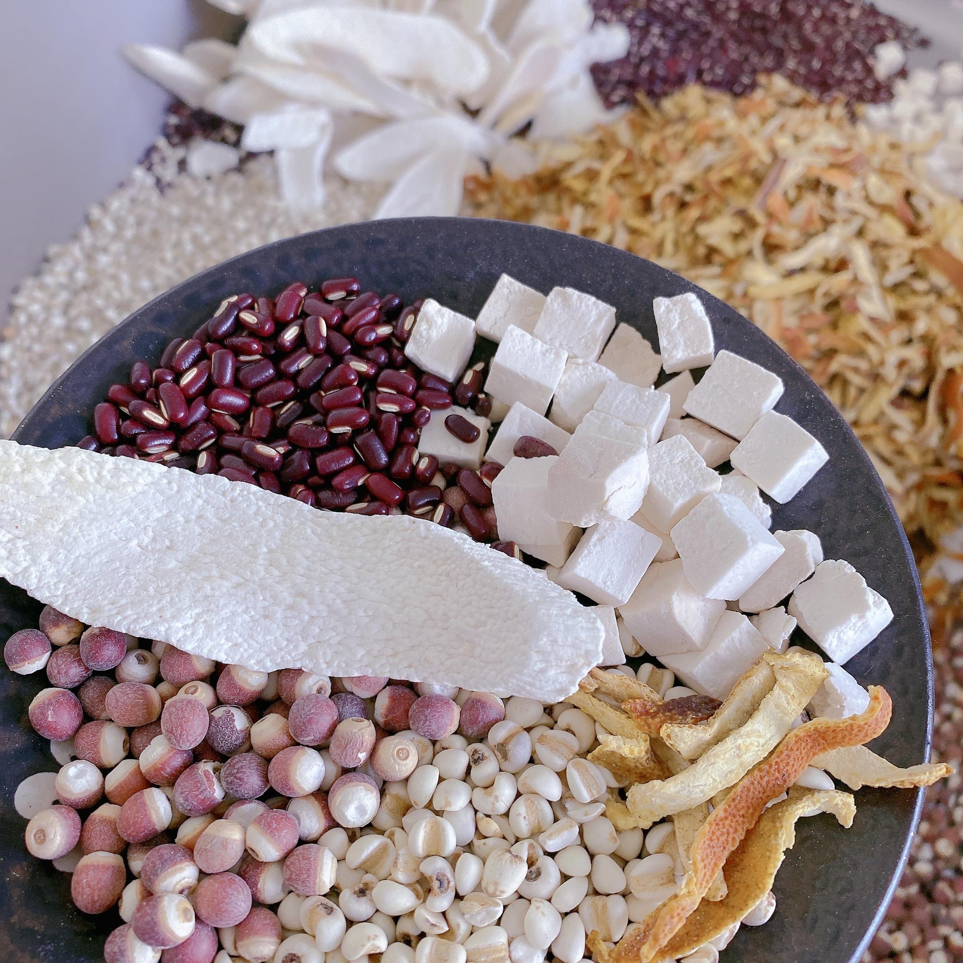 参苓白术丸与温补食材搭配示意图,如山药、红枣、小米等 参苓白术丸调理脾胃虚寒的饮食搭配示意图