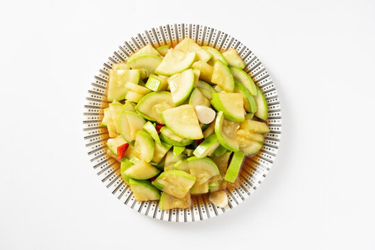 家庭厨房中烹饪西葫芦的场景