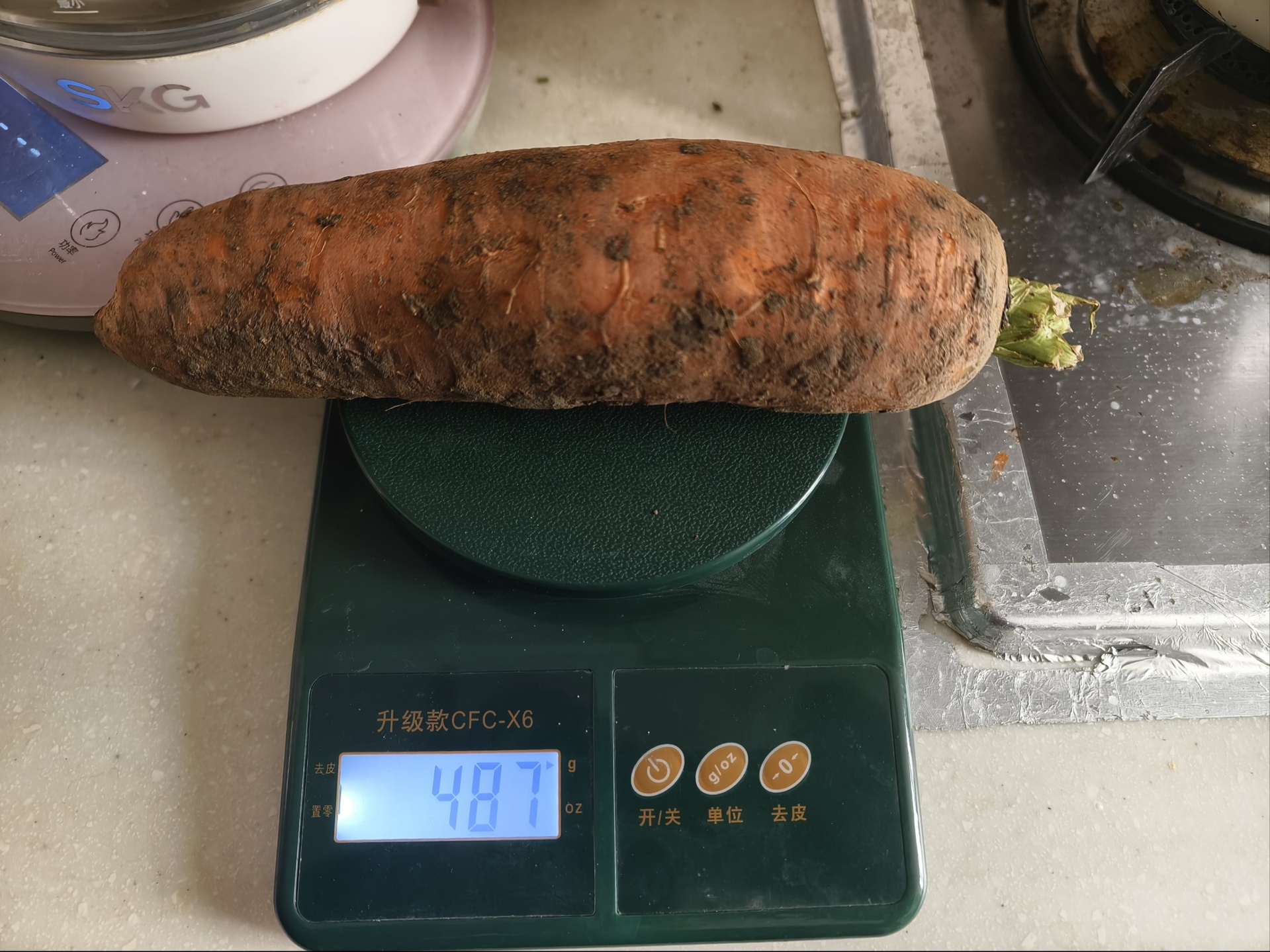 厨房秤上摆放半根切好的胡萝卜