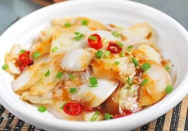 锅中翻炒中的洋葱与娃娃菜,色泽鲜亮,香气扑鼻 炒制过程中的洋葱与娃娃菜