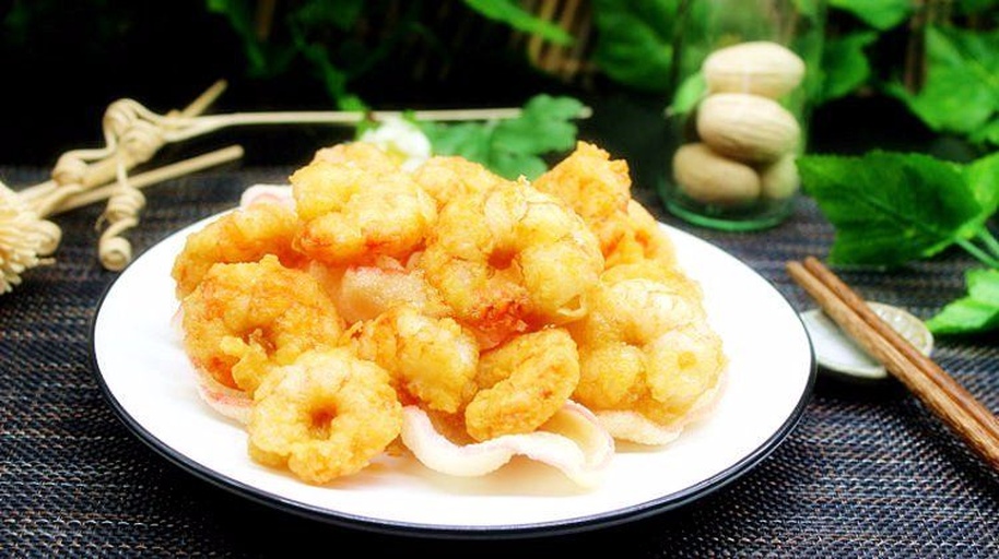 中式餐厅桌上的椒盐菜品展示