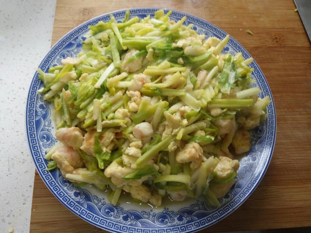 白胡椒清炒虾仁成品特写：晶莹虾仁裹着薄芡，与翠绿芦笋段交错铺陈于浅青釉圆盘中，表面隐约可见细密白胡椒粉颗粒，热气氤氲，盘边点缀两片新鲜香菜叶